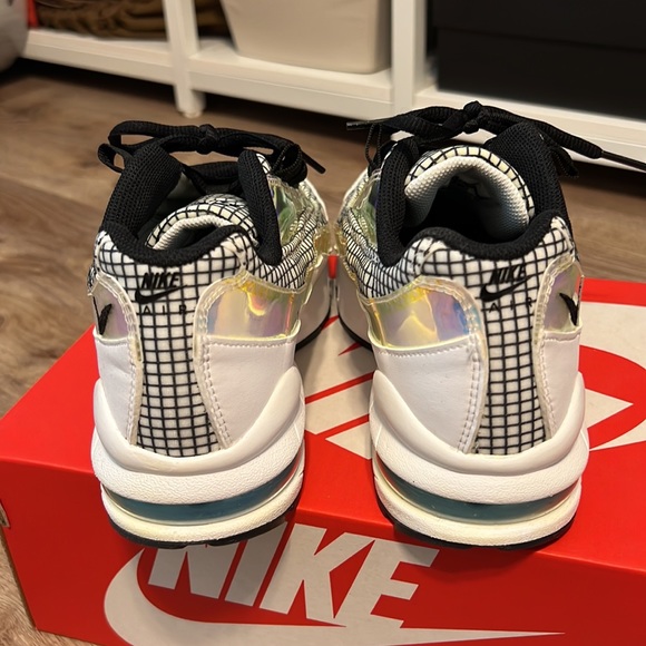 Nike Air Max 95 LV8 in White/Blue/Glaze Black - Picture 8 of 13